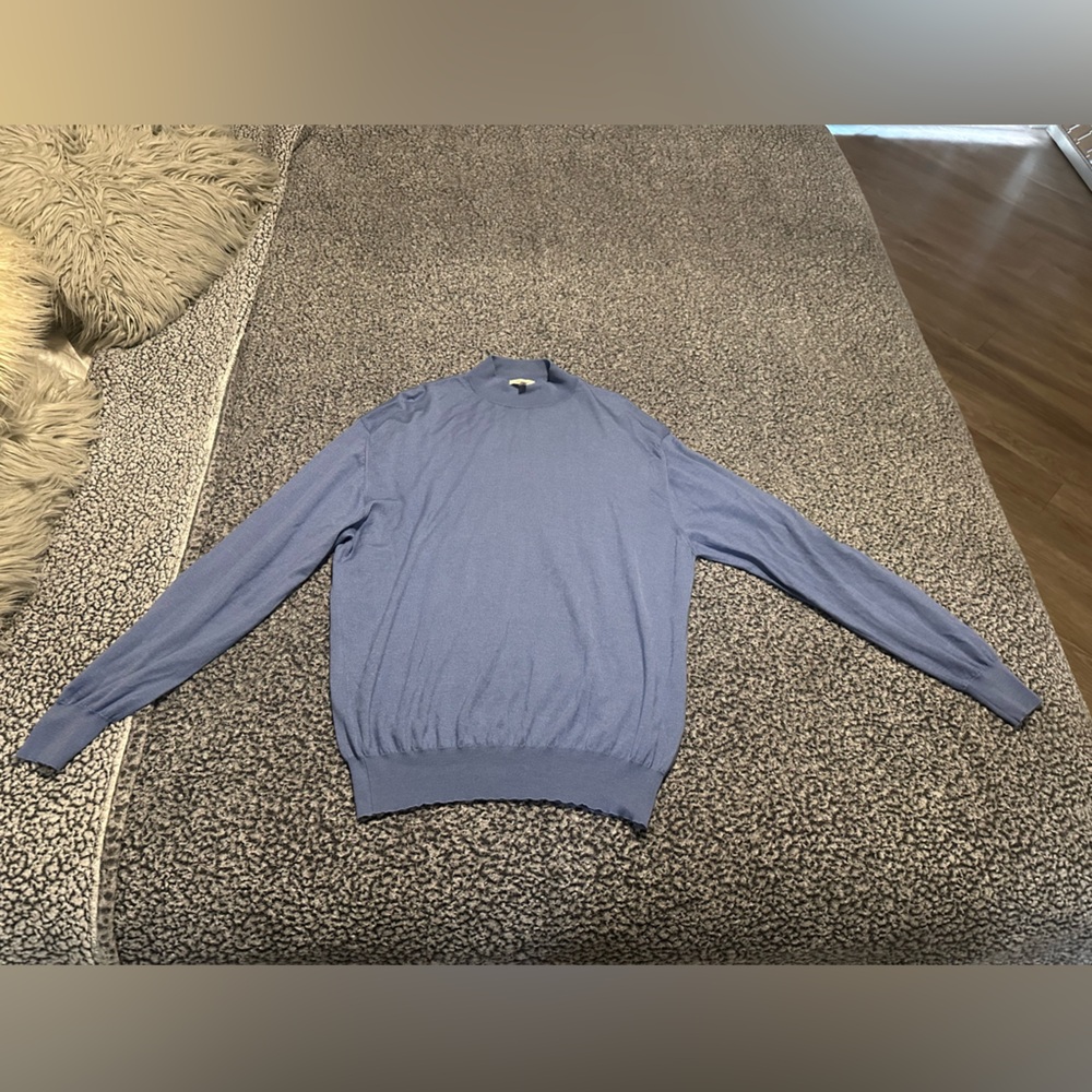 Men’s Brioni crew neck sweater, size 56, made in Italy. 70% cashmere, 30% silk.